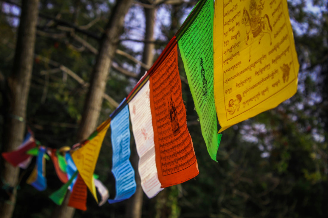 Bandiere di Preghiera Tibetane: Significato, Simboli e Come Usarle con Intenzione